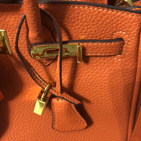 🌺🌺NEW BEAUTIFUL ORANGE BAG WITH GOLD DETAILS - Picture 6 of 13